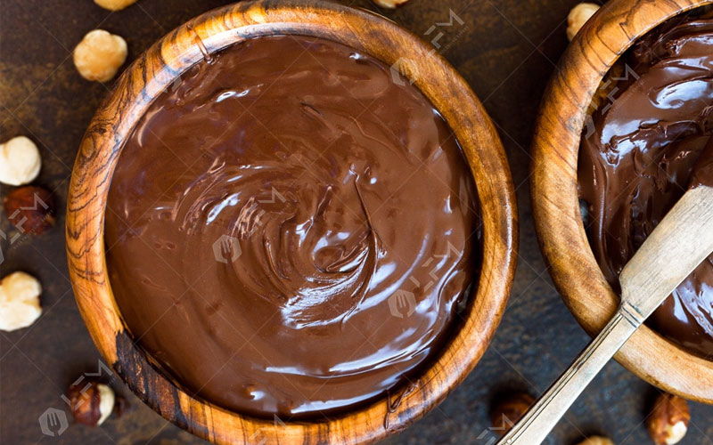 Fazendo pasta de chocolate em uma fábrica.jpg